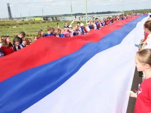 100-метровый триколор развернули в Нижнем Новгороде в День государственного флага